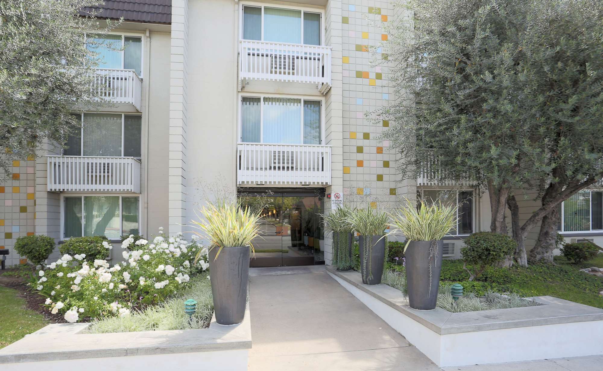 La Villa Lake Apartments complex front lobby entrance