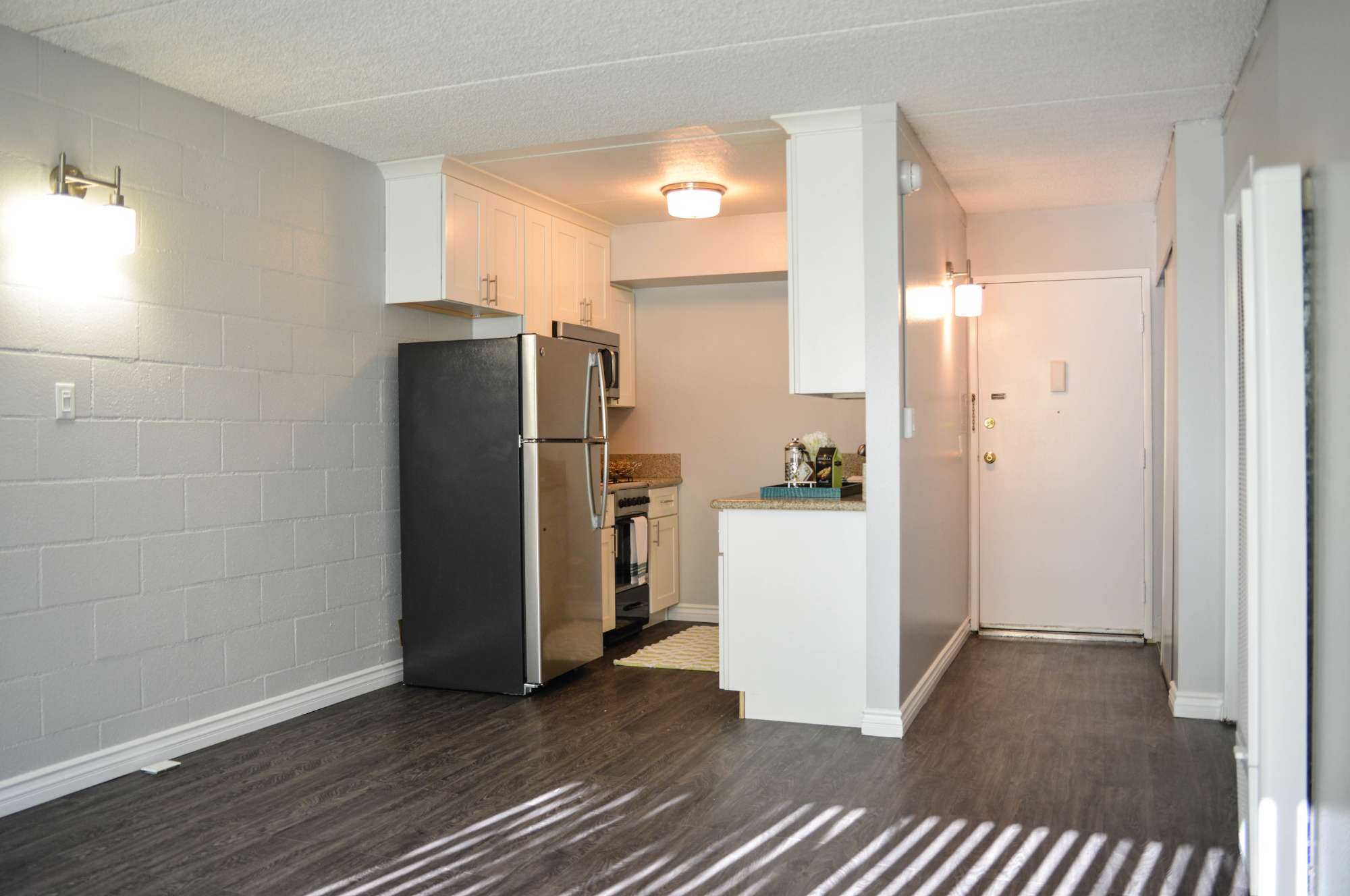 La Villa Lake Apartments living room and kitchen