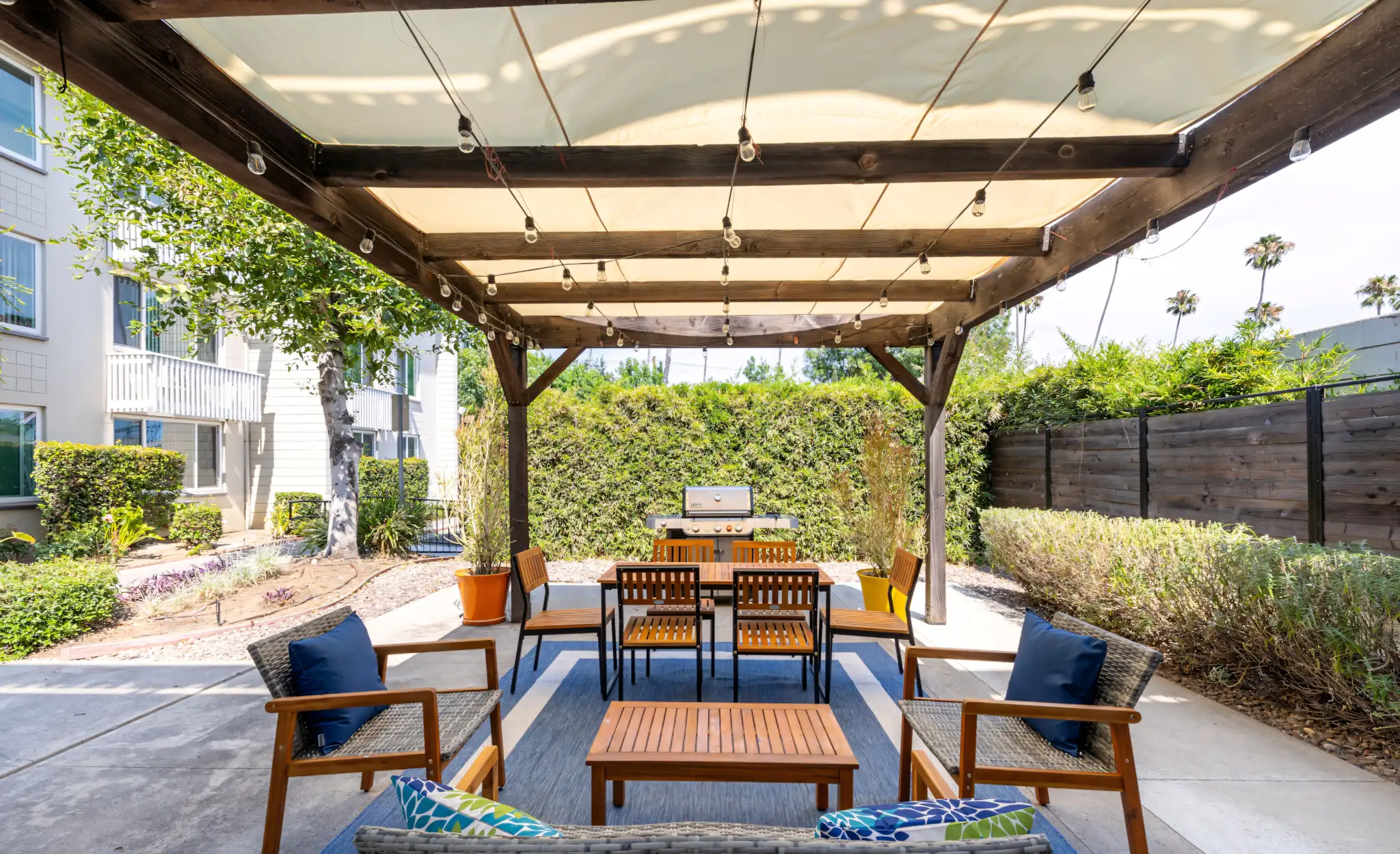 La Villa Lake Apartments community patio lounge area